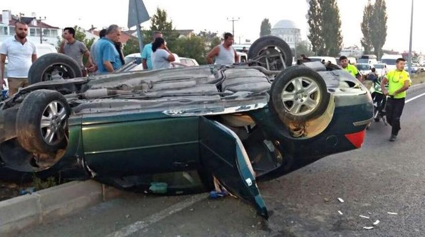Otob&uuml;s Sıkıştırdı, Ara&ccedil; Takla Attı: 4 Yaralı