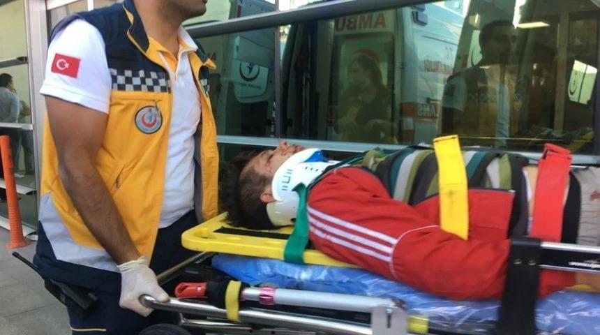 Kamyonet, Halk Otob&uuml;s&uuml;ne &Ccedil;aptı: 2 Yaralı