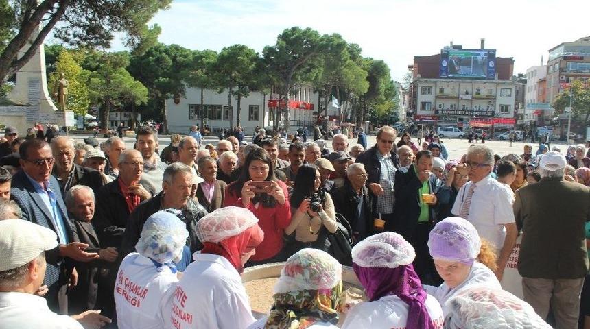 Dernekten Aşure İkramı