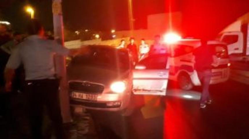 Polisten Ka&ccedil;maya &Ccedil;alışan Ş&uuml;pheli Şahıslar Ekip Aracına &Ccedil;arptı