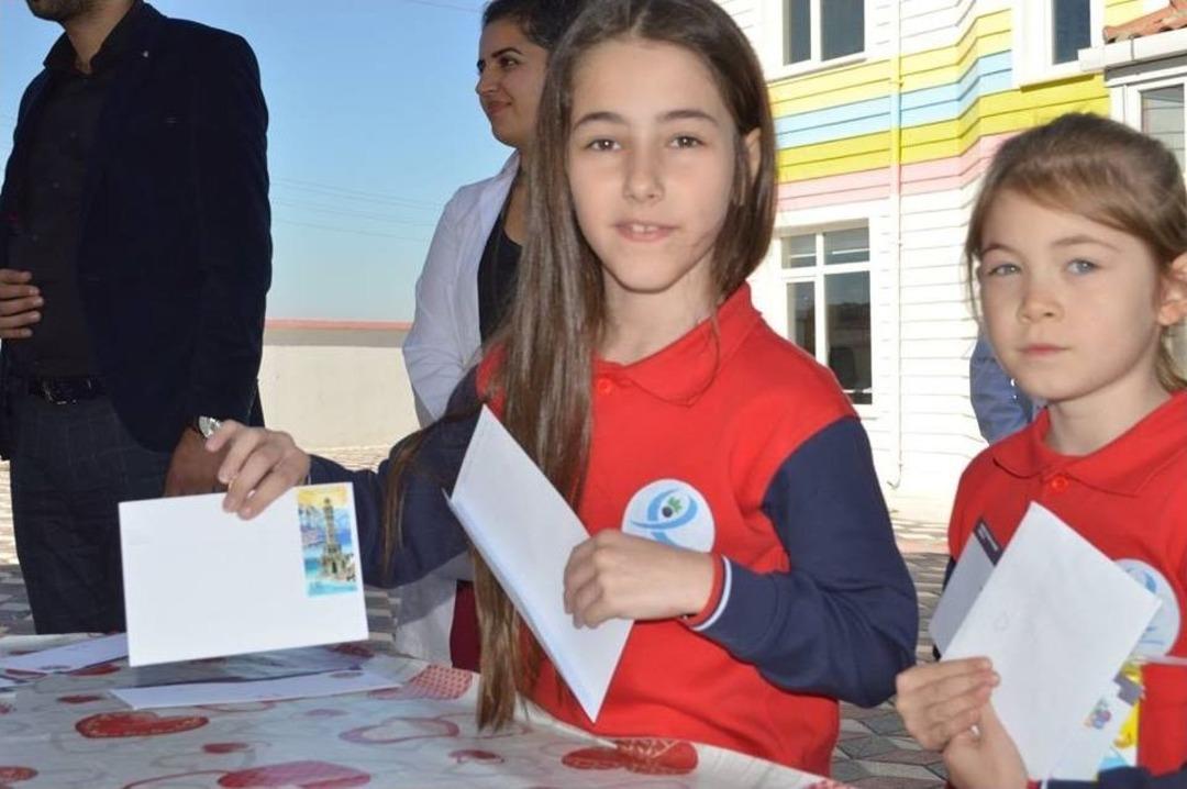 Bin 350 Kilometre Uzaklıktaki Arkadaşlarına Mektup G&ouml;nderdiler