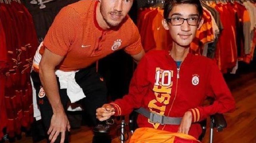 Galatasaraylı Linnes Taraftarlarla Buluştu