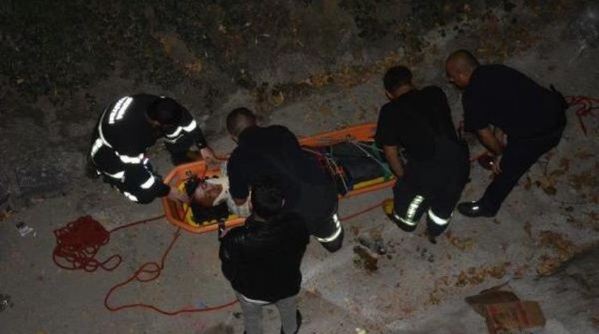 Yaslandığı &Ccedil;it Kopunca Dere Yatağına D&uuml;ş&uuml;p, Yaralandı