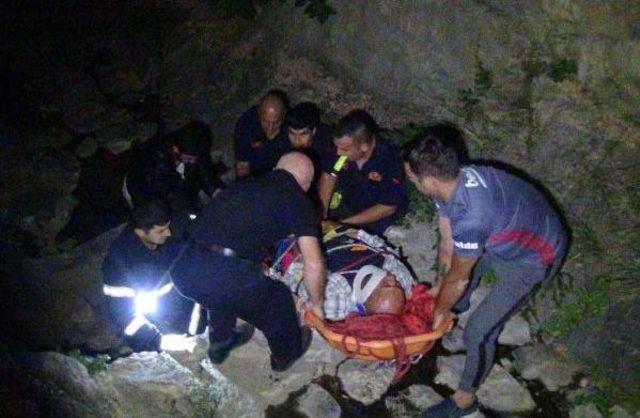 Yaslandığı Çit Kopunca Dere Yatağına Düşüp, Yaralandı 2