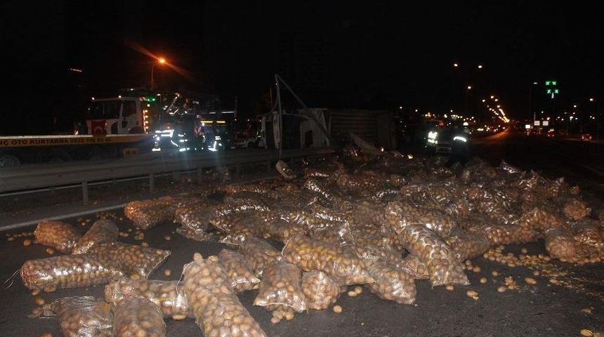 E-5 Karayolu&rsquo;nda Patates Y&uuml;kl&uuml; Kamyonet Devrildi: 2 Yaralı