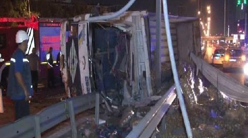 Kartal'da Patates Y&uuml;kl&uuml; Kamyon Devrildi: 1'i &Ccedil;ocuk, 2 Yaralı