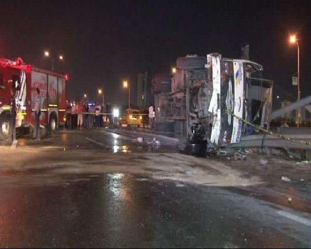 Kartal'da Patates Yüklü Kamyon Devrildi: 1'i Çocuk, 2 Yaralı