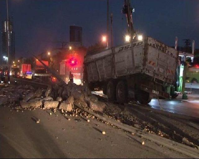 Kartal'da Patates Yüklü Kamyon Devrildi: 1'i Çocuk, 2 Yaralı