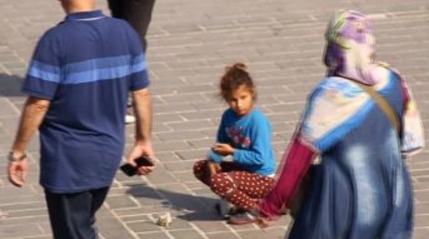 (&ouml;zel Haber) Darbukacı K&uuml;&ccedil;&uuml;k Kız, Emin&ouml;n&uuml;&rsquo;nde İlgi Odağı Oldu