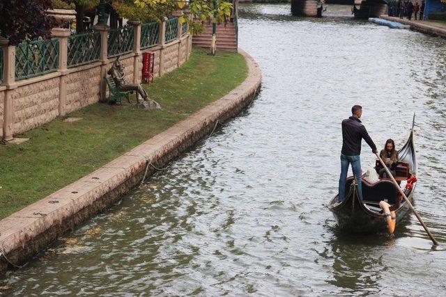 Eskişehir&rsquo;de &rsquo;&ccedil;ekirdek &Ccedil;itleyen Eşek&rsquo; Heykeli Tartışması 2