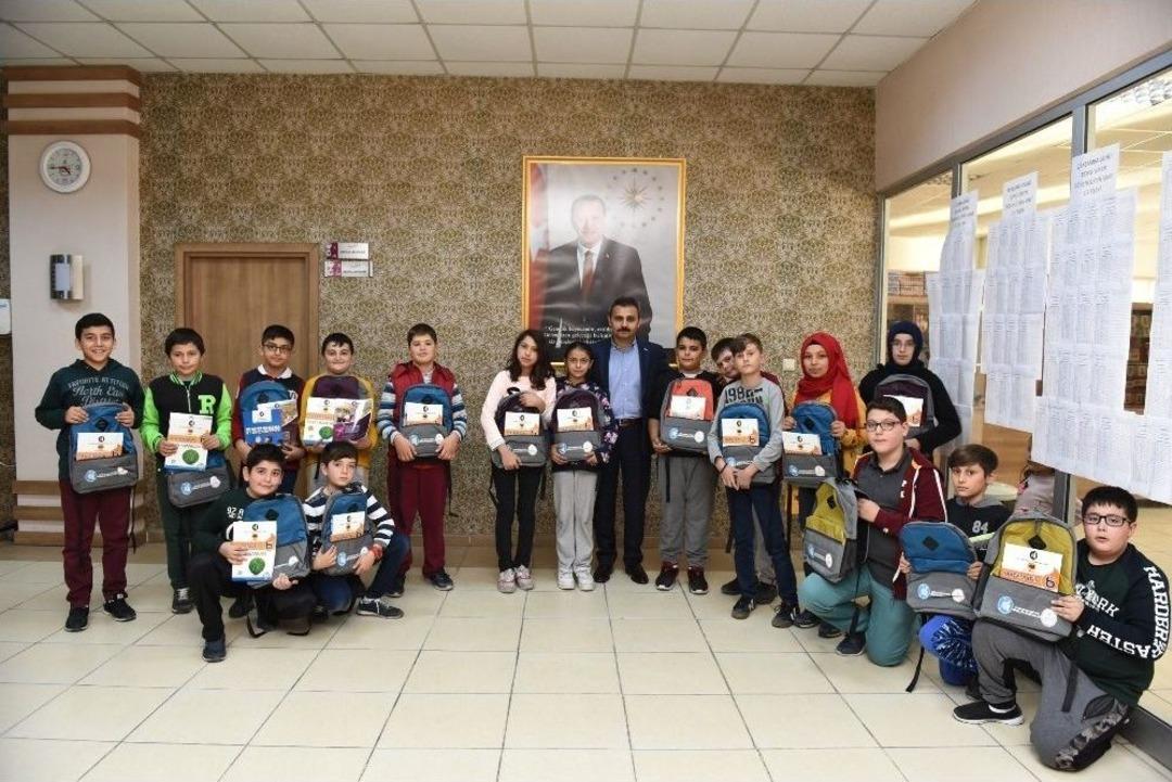 Başkan K&uuml;lc&uuml;&rsquo;den Kurs &Ouml;ğrencilerine Kitap