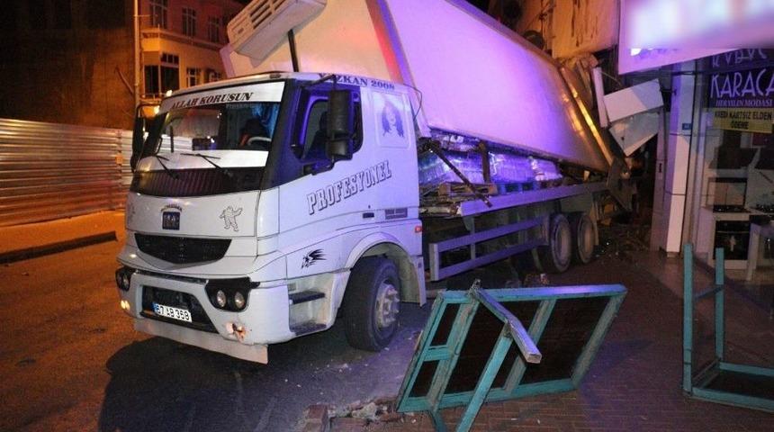 Freni Boşalan Kamyon Mağazaya Girdi