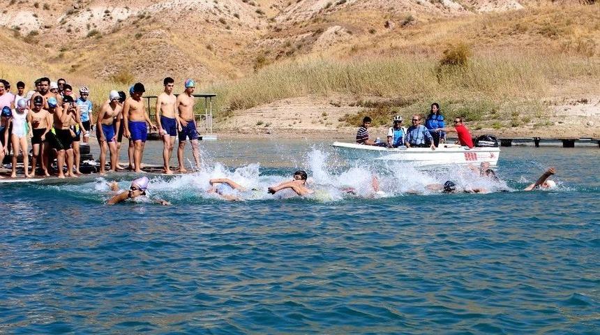 &Uuml;&ccedil; Yarış Birden Yapıldı