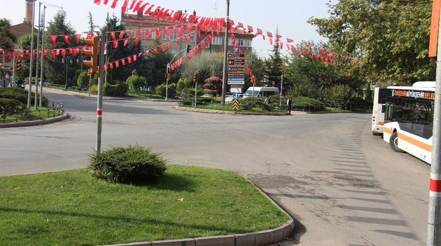 Eskişehir, Başbakan İ&ccedil;in Bayraklarla S&uuml;slendi