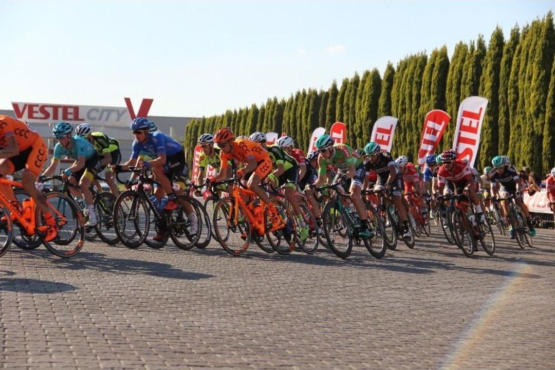 Bisiklet&ccedil;iler Manisa&rsquo;dan Ge&ccedil;ti