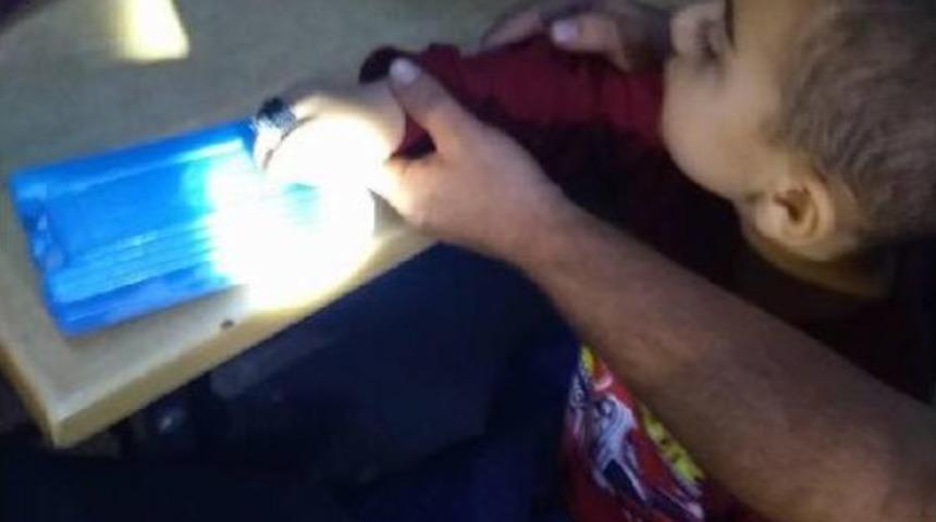 &Ccedil;ocuğun Parmağına Sıkışan El Feneri Kapağını Itfaiye &Ccedil;ıkardı