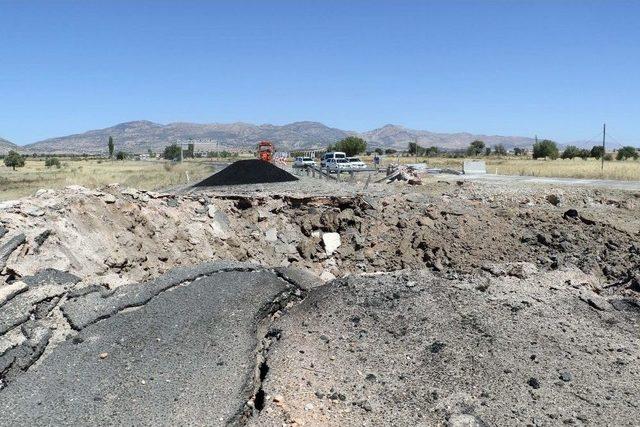 Karakola Bomba Yüklü Minibüsle İntihar Saldırısı Yapıldı