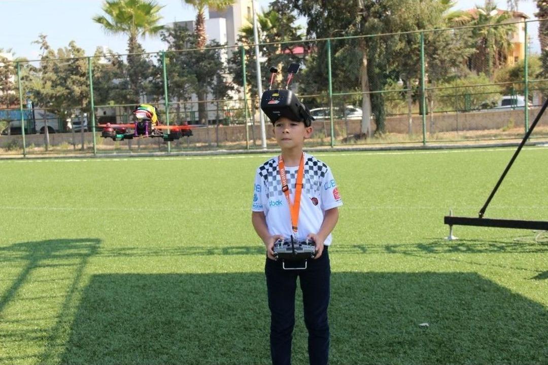 Dokuz Yaşında Profesyonel Drone Yarış&ccedil;ısı