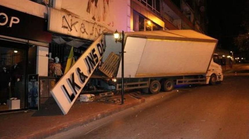 Freni Boşalan Kamyon Işyerine Girdi