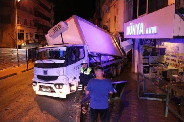 Freni Boşalan Kamyon Işyerine Girdi