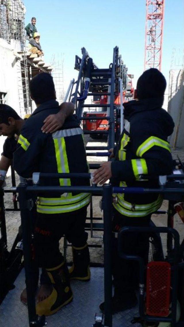 Kalp Krizi Geçirince 35 Metre Yüksekte Mahsur Kalan Vinç Operatörü Kurtarıldı 1
