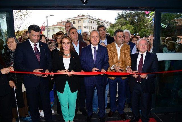 Kadık&ouml;y&rsquo;de Y&uuml;zme Havuzu Ve Spor Merkezi A&ccedil;ıldı 2