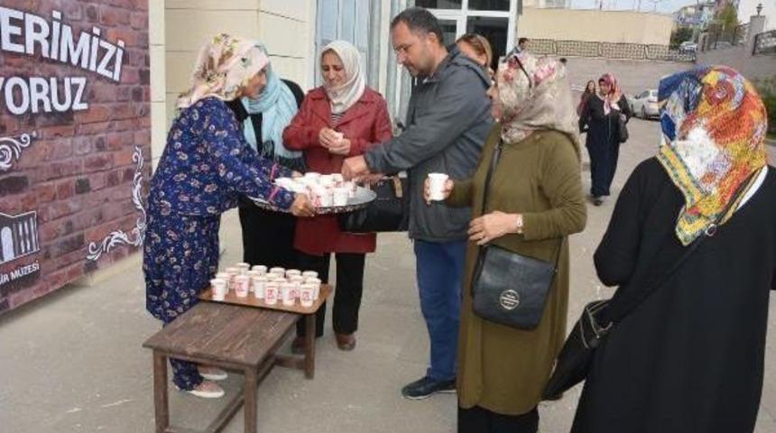 Müze Ziyaretçilerine Tarhana Çorbası Ikramı