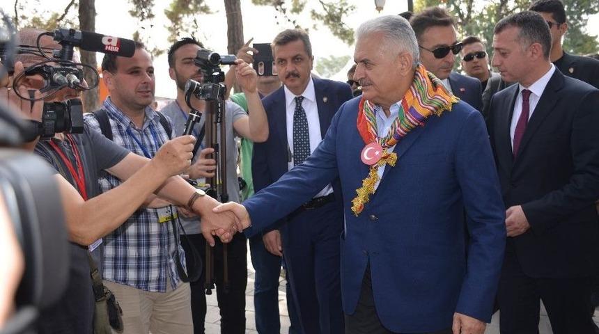 Başbakan Binali Yıldırım, Ertuğrul Gazi T&uuml;rbesi&rsquo;nde Kayı Alplerinin N&ouml;bet Değişimini İzledi