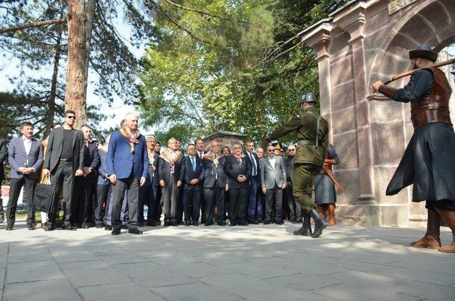 Başbakan Binali Yıldırım, Ertuğrul Gazi Türbesi’nde Kayı Alplerinin Nöbet Değişimini İzledi