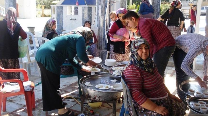 Emcelli’de Aşure Ve Pilav Hayrı