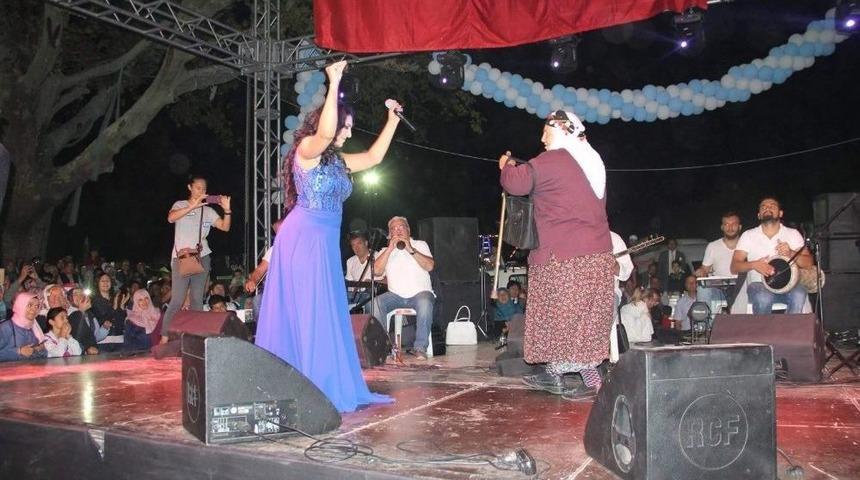 Sanat&ccedil;ı Ayşe Din&ccedil;er, Simav Ticaret Ve Turizm Panayırı&rsquo;nı Salladı