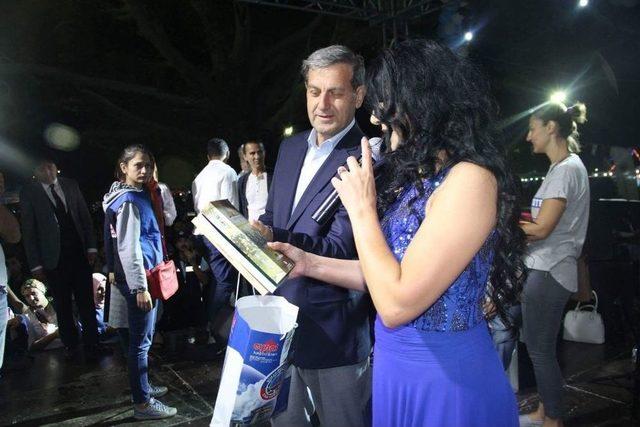 Sanat&ccedil;ı Ayşe Din&ccedil;er, Simav Ticaret Ve Turizm Panayırı&rsquo;nı Salladı 2