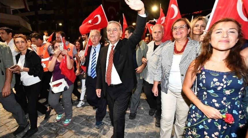 İzmir&rsquo;de Fener Alayı Coşkusu