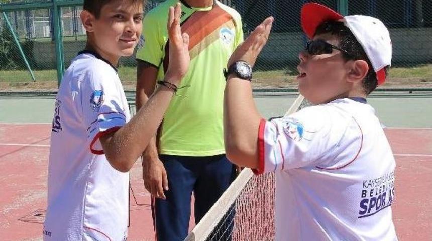 Otizm Hastası Tarık, 4 Yılda 40 Sertifika Aldı