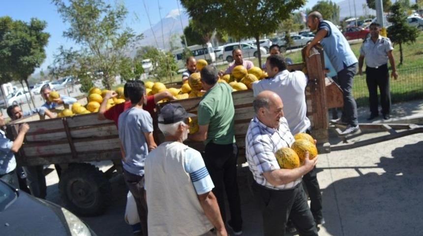 Hasta Yakınından Hastaneye Bir Trakt&ouml;r Kavun