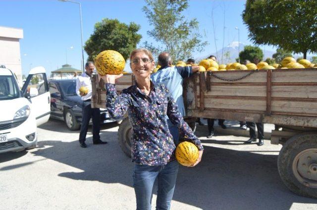 Hasta Yakınından Hastaneye Bir Traktör Kavun