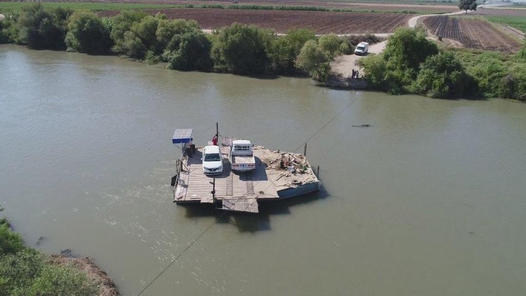 Ara&ccedil;larını 1,5 Asırdır Nehirde Salla Taşıyorlar