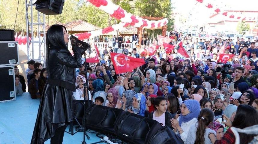 Niran &Uuml;nsal &Ccedil;ekerek&rsquo;te Konser Verdi