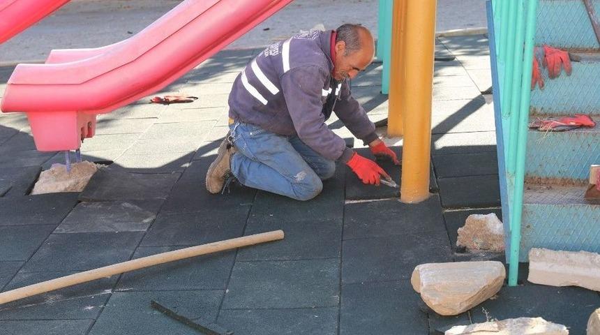 Belediyeden Oyun Gruplarına Kau&ccedil;uk Yenileme