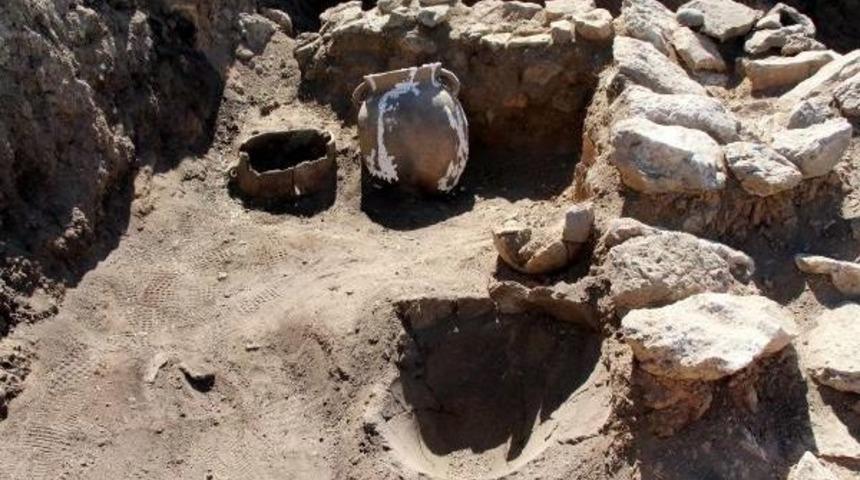 Hacılar B&uuml;y&uuml;k H&ouml;y&uuml;k'te 5 Bin Yıllık K&uuml;pler Bulundu