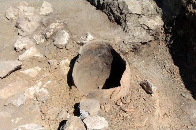 Hacılar Büyük Höyük'te 5 Bin Yıllık Küpler Bulundu