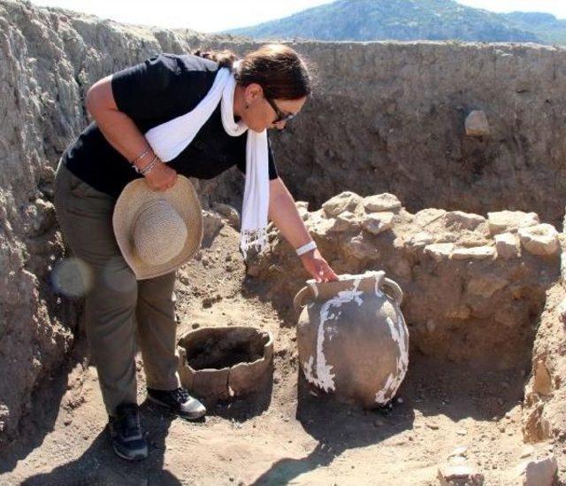 Hacılar Büyük Höyük'te 5 Bin Yıllık Küpler Bulundu