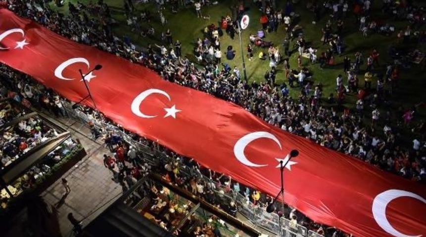 İzmir'de Kurtuluş Coşkusu Gece De S&uuml;rd&uuml;