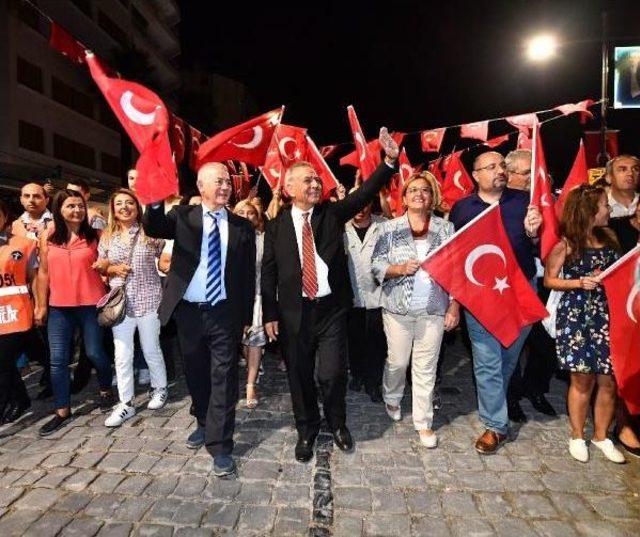 İzmir'de Kurtuluş Coşkusu Gece De Sürdü