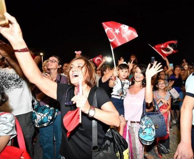 İzmir'de Kurtuluş Coşkusu Gece De Sürdü