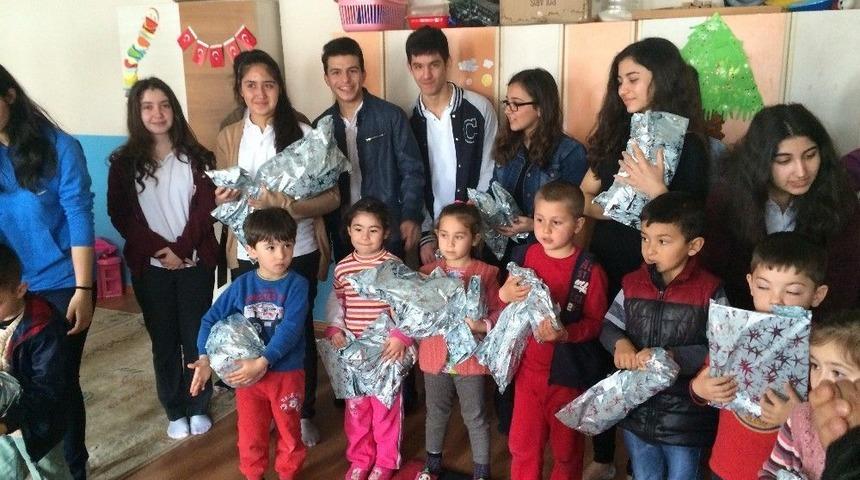 Liseliler Ve Taraftar Grubu El Ele Verip K&ouml;y &Ccedil;ocuklarını Sevindirecek