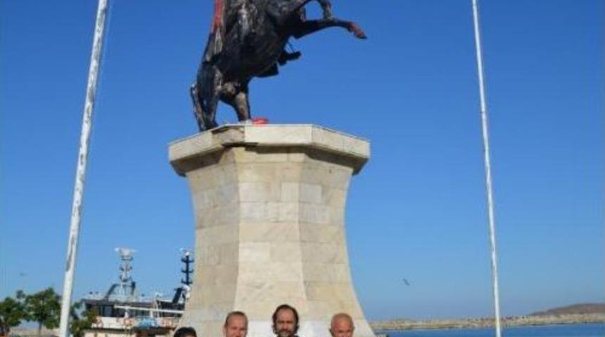 Atat&uuml;rk Heykelinin D&uuml;şen Kılıcının Yerine Yenisi Konuldu