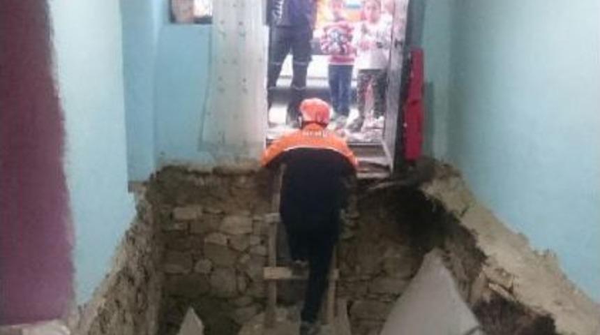 Kadınlar Evde Yemek Yerken Zemin &Ccedil;&ouml;kt&uuml;: 3 Yaralı