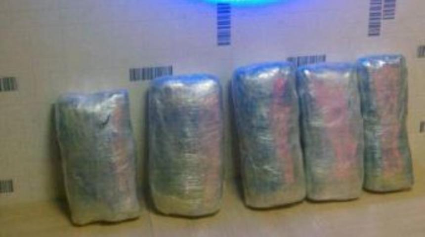 Otomobildeki 12 Kilo Esrara 1 G&ouml;zaltı