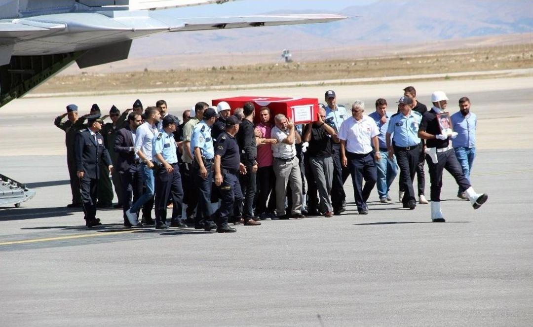 Şehidin T&uuml;rk Bayrağına Sarılı Naaşı Memleketine Getirildi